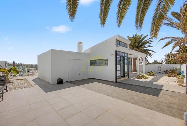 4 makuuhuone Huvila myytävänä paikassa Costa Teguise, Teguise mukana uima-altaan 
autotalli - 875 000 € (Ref: 10160883)
