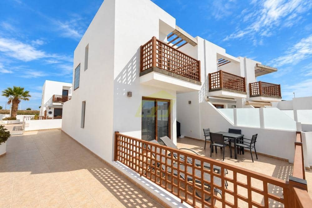 3 bedroom Villa for sale in Puerto del Carmen with pool garage - € 395,000 (Ref: 10164093)