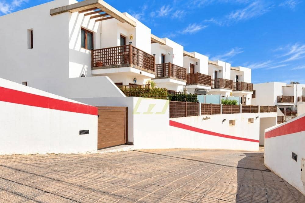 3 bedroom Villa for sale in Puerto del Carmen with pool garage - € 395,000 (Ref: 10164093)