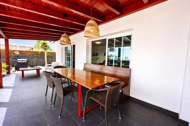 4 soverom Villa til salgs i Puerto Calero, Yaiza med svømmebasseng garasje - € 1 200 000 (Ref: 10166015)