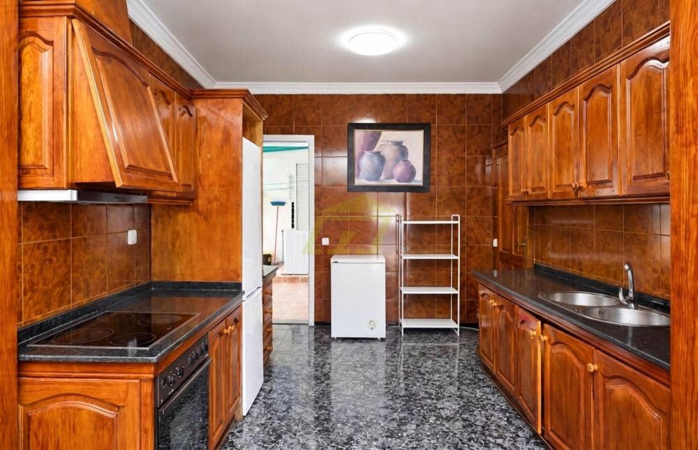 5 soverom Villa til salgs i Costa Teguise med garasje - € 595 000 (Ref: 10173125)