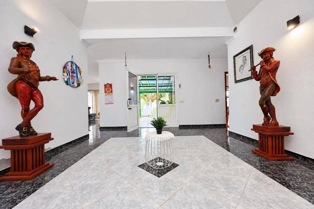 5 soverom Villa til salgs i Costa Teguise med garasje - € 595 000 (Ref: 10173125)