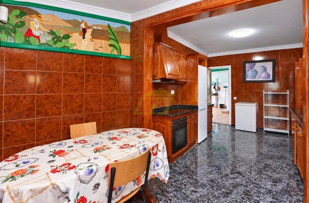 5 soverom Villa til salgs i Costa Teguise med garasje - € 595 000 (Ref: 10173125)