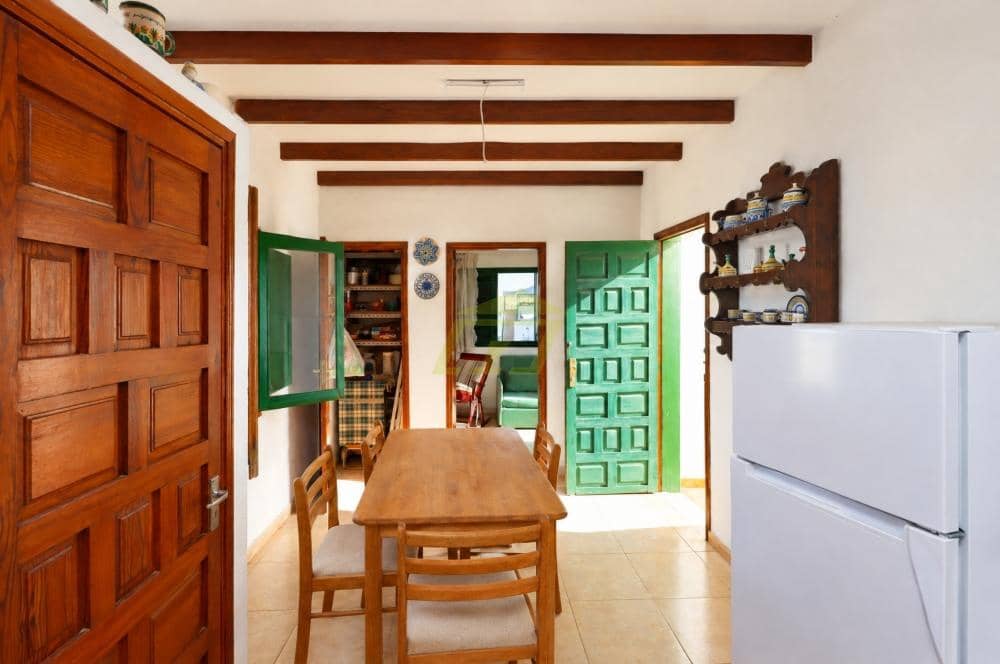 Chalet de 2 habitaciones en Yaiza en venta con piscina garaje - 575.000 € (Ref: 10179774)
