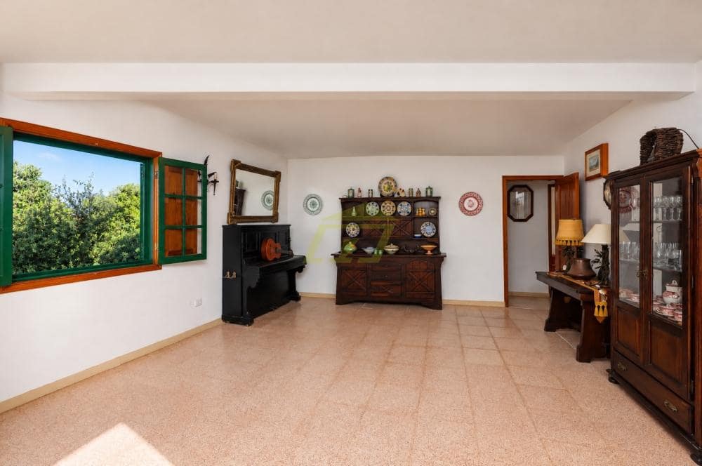 Chalet de 2 habitaciones en Yaiza en venta con piscina garaje - 575.000 € (Ref: 10179774)