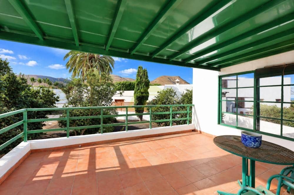 Chalet de 2 habitaciones en Yaiza en venta con piscina garaje - 575.000 € (Ref: 10179774)