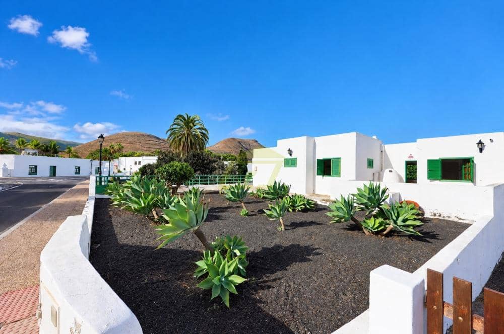 Chalet de 2 habitaciones en Yaiza en venta con piscina garaje - 575.000 € (Ref: 10179774)