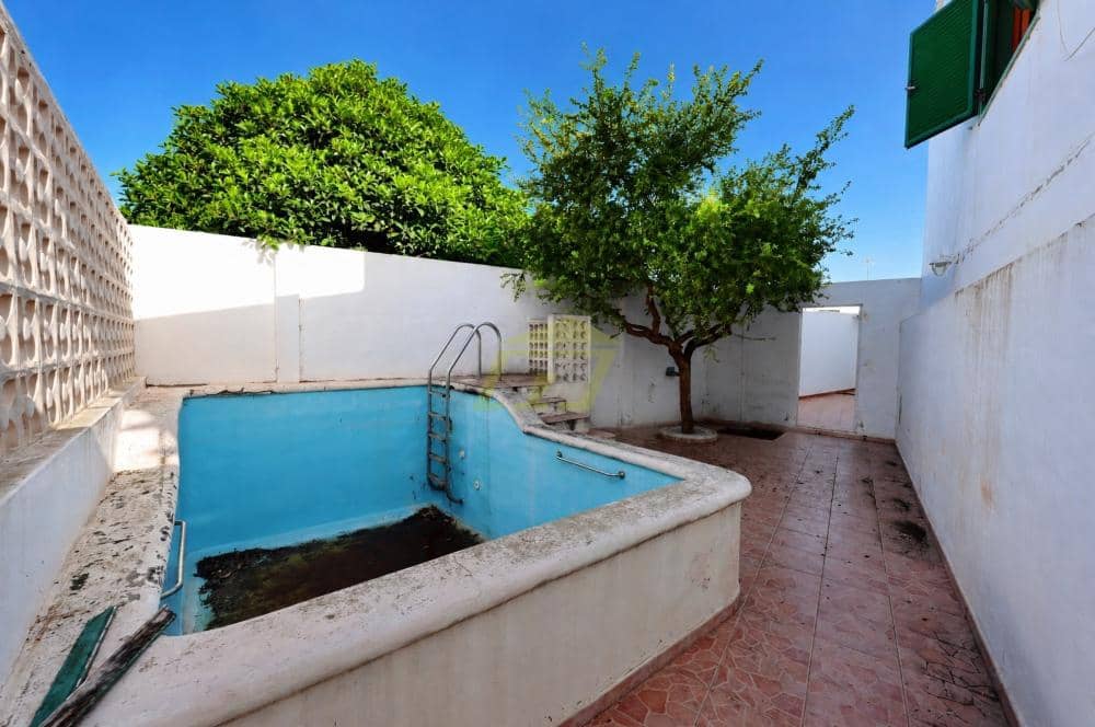 Chalet de 2 habitaciones en Yaiza en venta con piscina garaje - 575.000 € (Ref: 10179774)