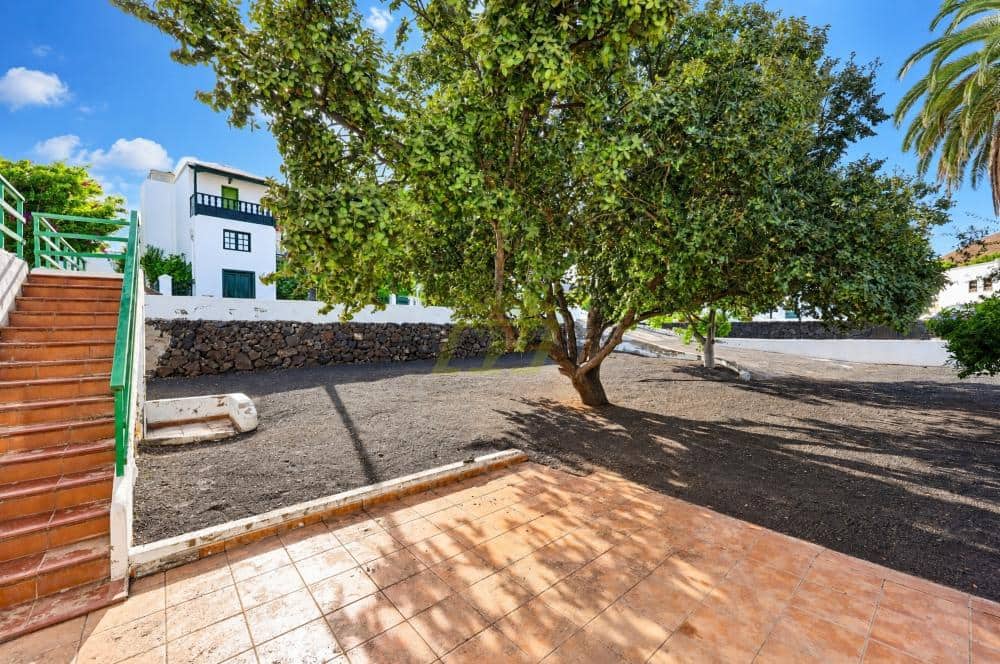 Chalet de 2 habitaciones en Yaiza en venta con piscina garaje - 575.000 € (Ref: 10179774)