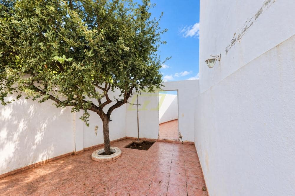 Chalet de 2 habitaciones en Yaiza en venta con piscina garaje - 575.000 € (Ref: 10179774)