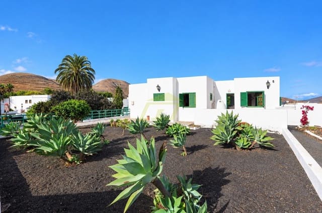 Chalet de 2 habitaciones en Yaiza en venta con piscina garaje - 575.000 € (Ref: 10179774)