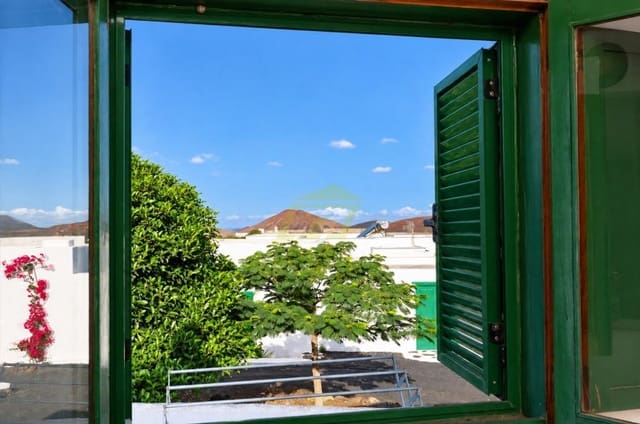 Chalet de 2 habitaciones en Yaiza en venta con piscina garaje - 575.000 € (Ref: 10179774)