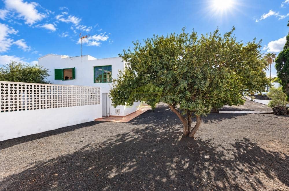 Chalet de 2 habitaciones en Yaiza en venta con piscina garaje - 575.000 € (Ref: 10179774)