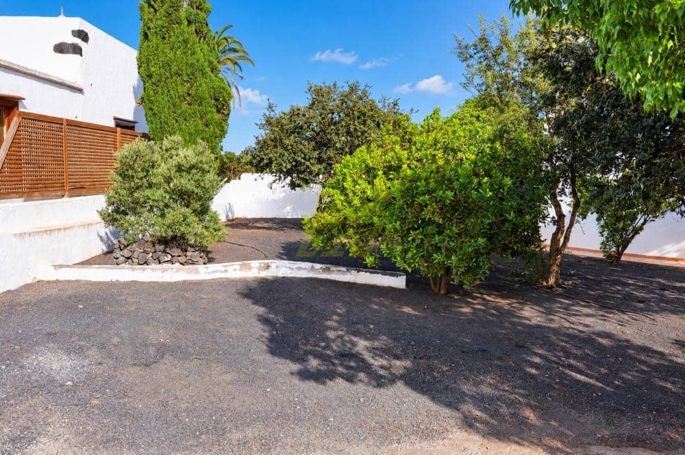 Chalet de 2 habitaciones en Yaiza en venta con piscina garaje - 575.000 € (Ref: 10179774)