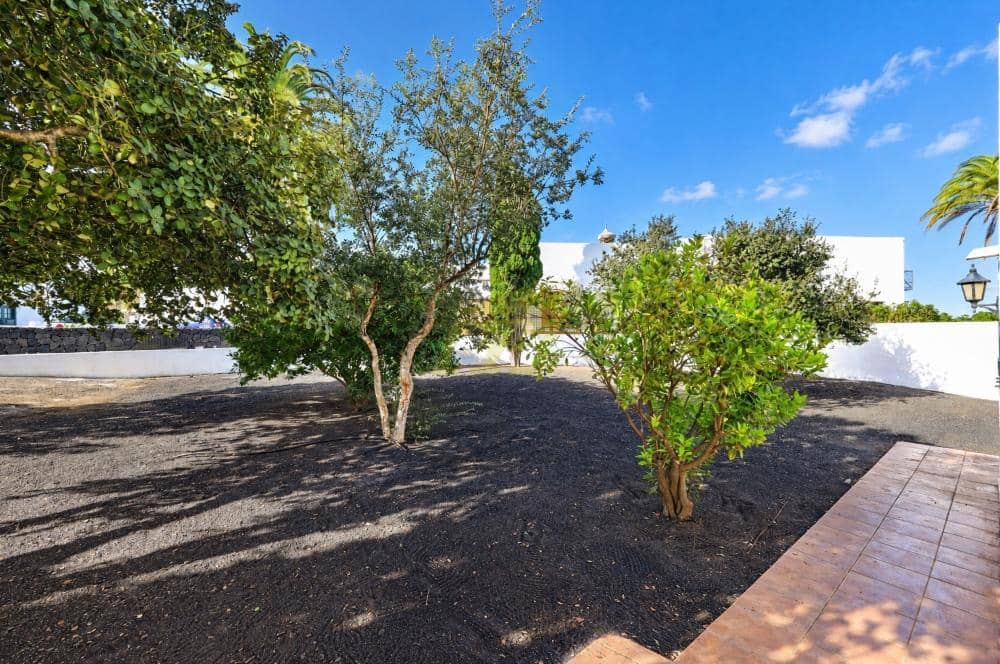 Chalet de 2 habitaciones en Yaiza en venta con piscina garaje - 575.000 € (Ref: 10179774)