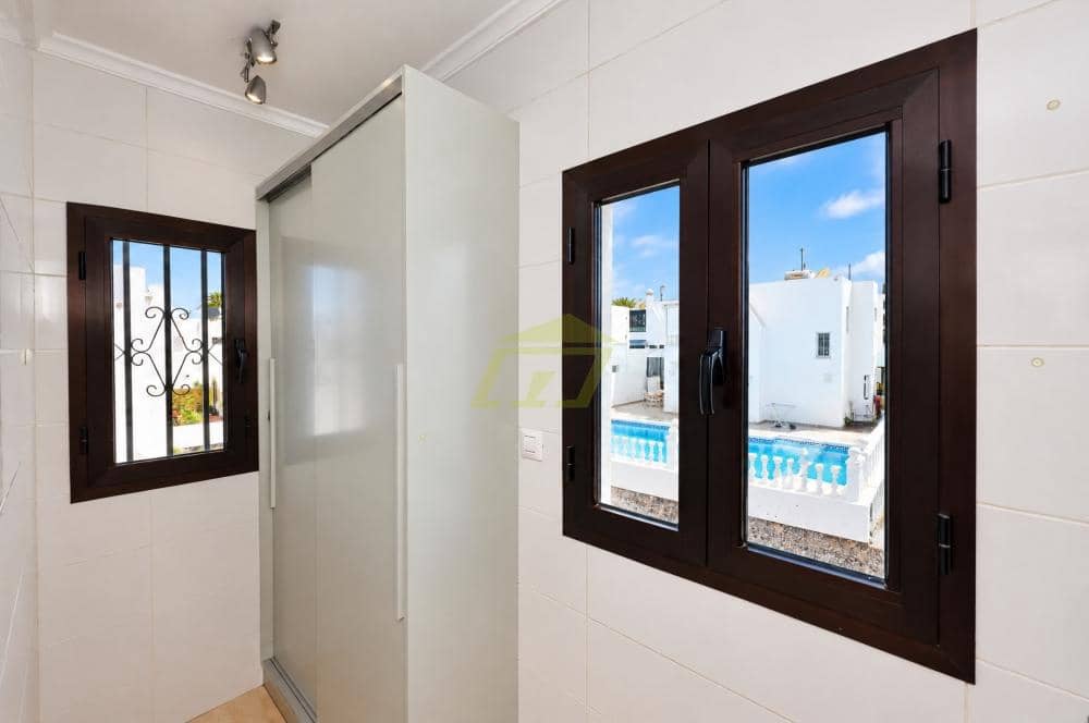 2 sovrum Villa till salu i Puerto del Carmen med pool - 595 000 € (Ref: 10182432)