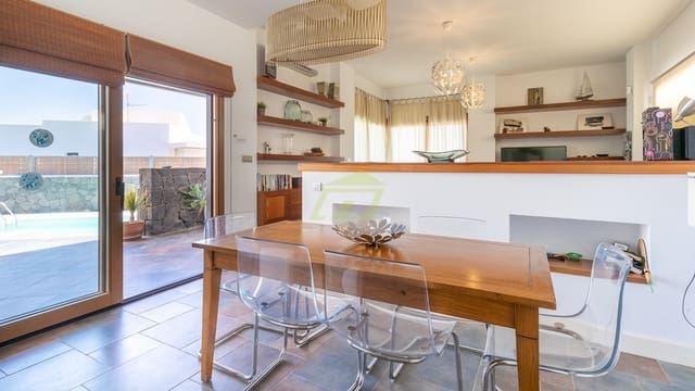 5 soverom Villa til salgs i Puerto Calero, Yaiza med svømmebasseng garasje - € 1 200 000 (Ref: 7739763)