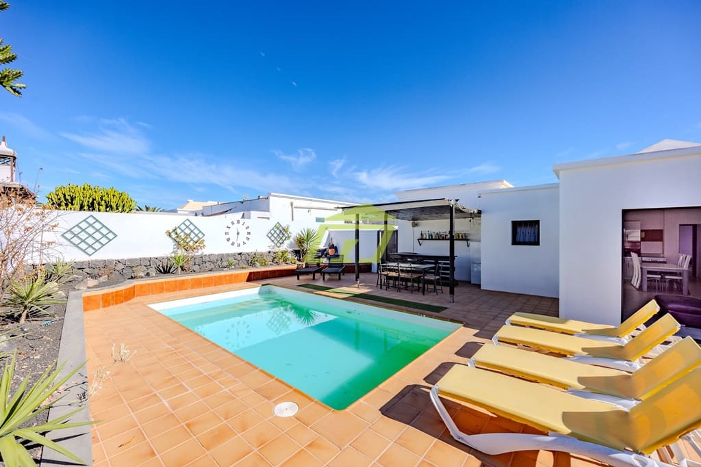 4 bedroom Semidetached Villa for sale in Playa Blanca, Yaiza with pool