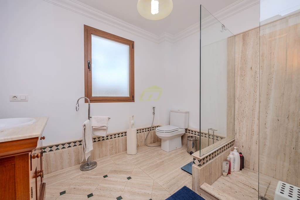 4 soverom Villa til salgs i Macher med svømmebasseng garasje - € 1 050 000 (Ref: 8326683)