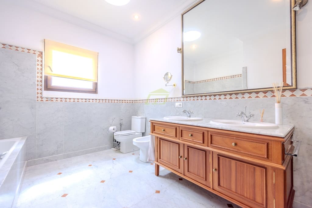 4 soverom Villa til salgs i Macher med svømmebasseng garasje - € 1 050 000 (Ref: 8326683)