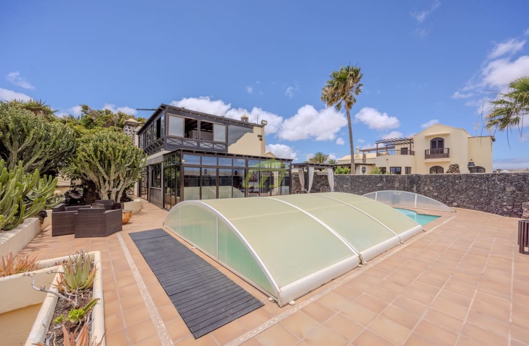 4 soveværelse Villa til salg i Costa Teguise med swimmingpool garage - € 895.000 (Ref: 8405829)