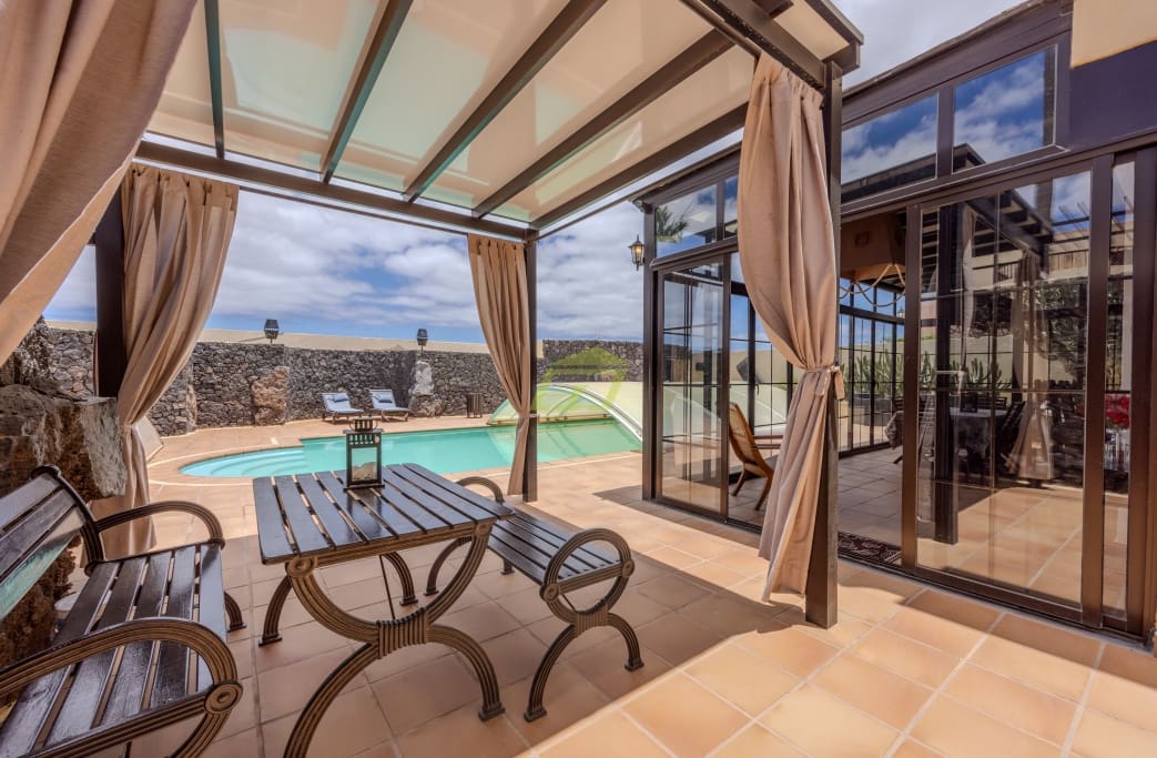4 soveværelse Villa til salg i Costa Teguise med swimmingpool garage - € 895.000 (Ref: 8405829)