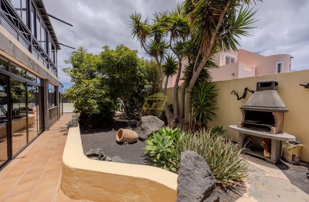 4 soveværelse Villa til salg i Costa Teguise med swimmingpool garage - € 895.000 (Ref: 8405829)