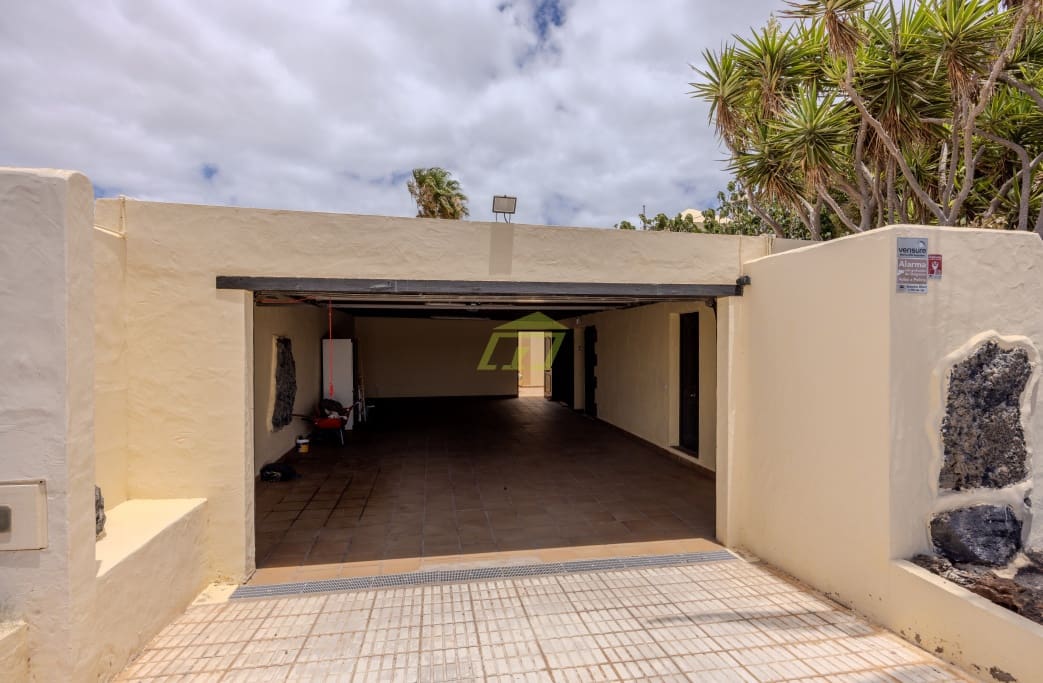 4 soveværelse Villa til salg i Costa Teguise med swimmingpool garage - € 895.000 (Ref: 8405829)