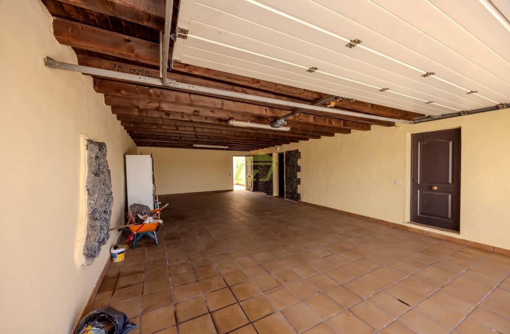 4 soveværelse Villa til salg i Costa Teguise med swimmingpool garage - € 895.000 (Ref: 8405829)