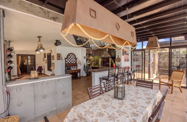 4 soverom Villa til salgs i Costa Teguise, Teguise med svømmebasseng garasje - € 895 000 (Ref: 8405829)