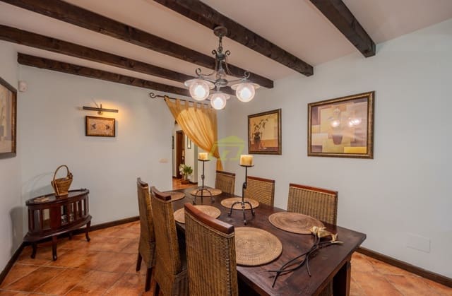 4 soverom Villa til salgs i Costa Teguise, Teguise med svømmebasseng garasje - € 895 000 (Ref: 8405829)