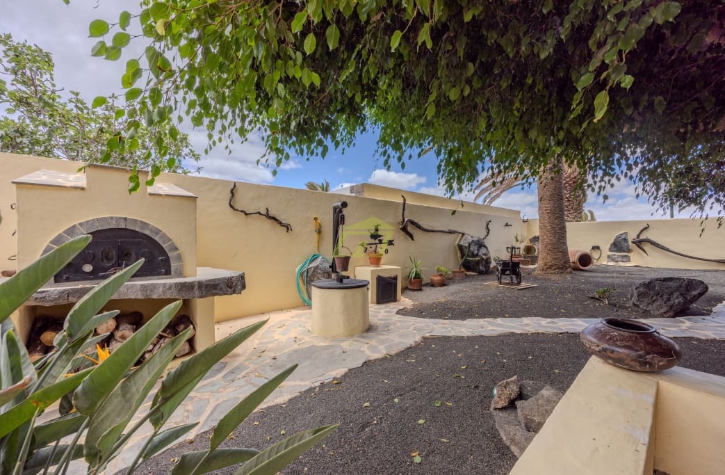 4 soveværelse Villa til salg i Costa Teguise med swimmingpool garage - € 895.000 (Ref: 8405829)
