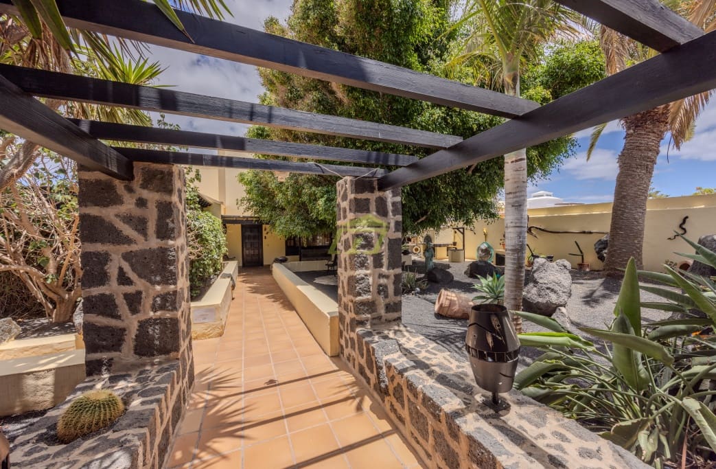 4 soveværelse Villa til salg i Costa Teguise med swimmingpool garage - € 895.000 (Ref: 8405829)