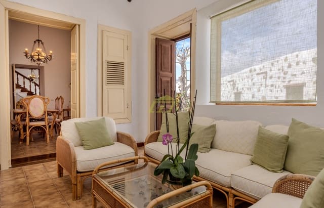 6 bedroom Finca/Country House for sale in Tinajo with garage - € 1,200,000 (Ref: 8542608)