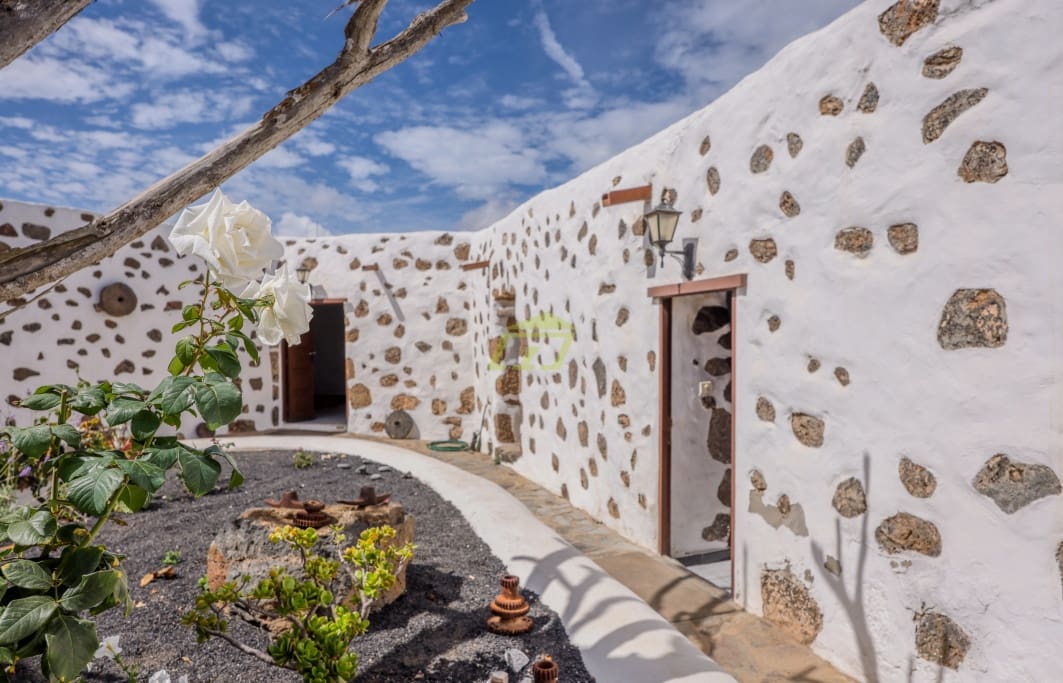 6 soveværelse Finca/Landehus til salg i Tinajo med garage - € 1.200.000 (Ref: 8542608)