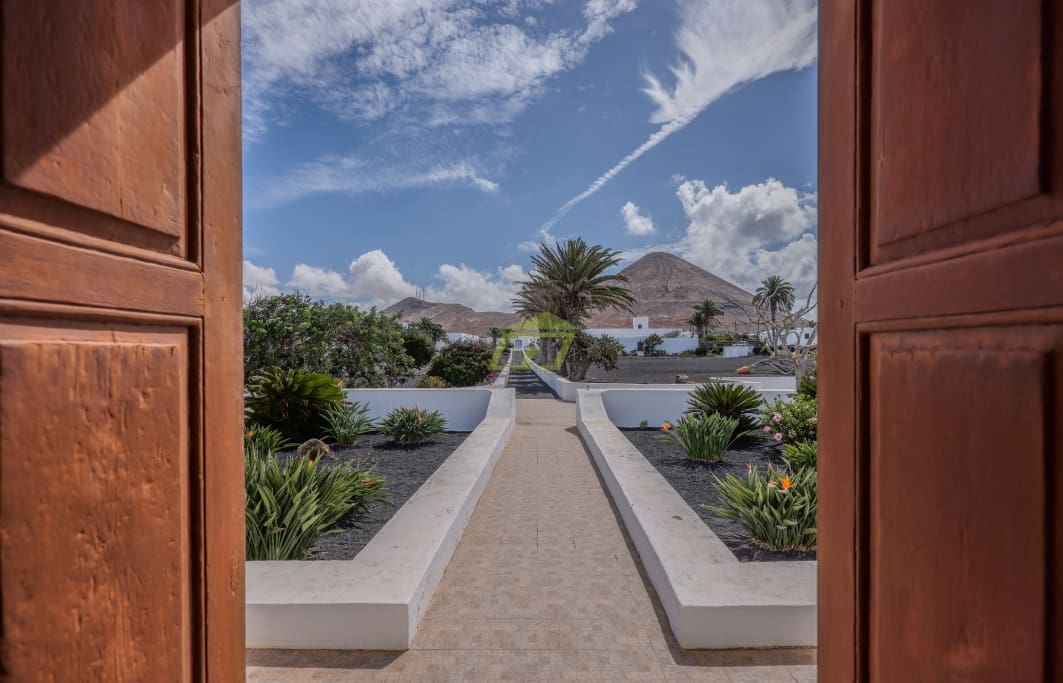 6 soveværelse Finca/Landehus til salg i Tinajo med garage - € 1.200.000 (Ref: 8542608)