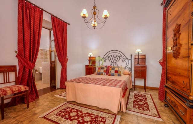 6 bedroom Finca/Country House for sale in Tinajo with garage - € 1,200,000 (Ref: 8542608)