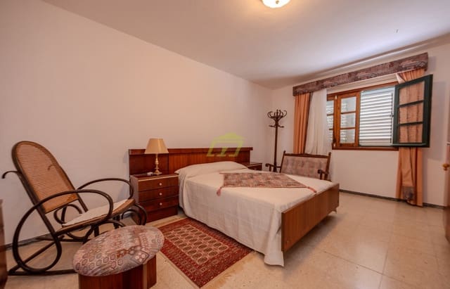 6 bedroom Finca/Country House for sale in Tinajo with garage - € 1,200,000 (Ref: 8542608)