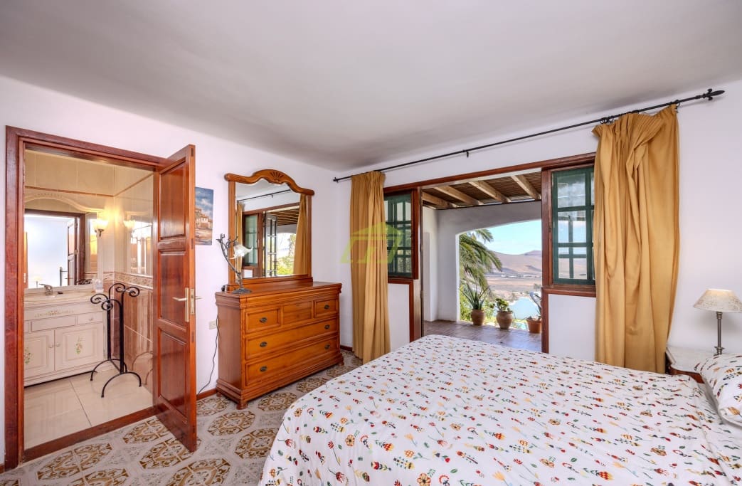 4 soverom Villa til salgs i Nazaret med svømmebasseng garasje - € 590 000 (Ref: 8560483)