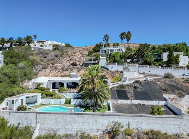 4 soverom Villa til salgs i Nazaret, Teguise med svømmebasseng garasje - € 590 000 (Ref: 8560483)