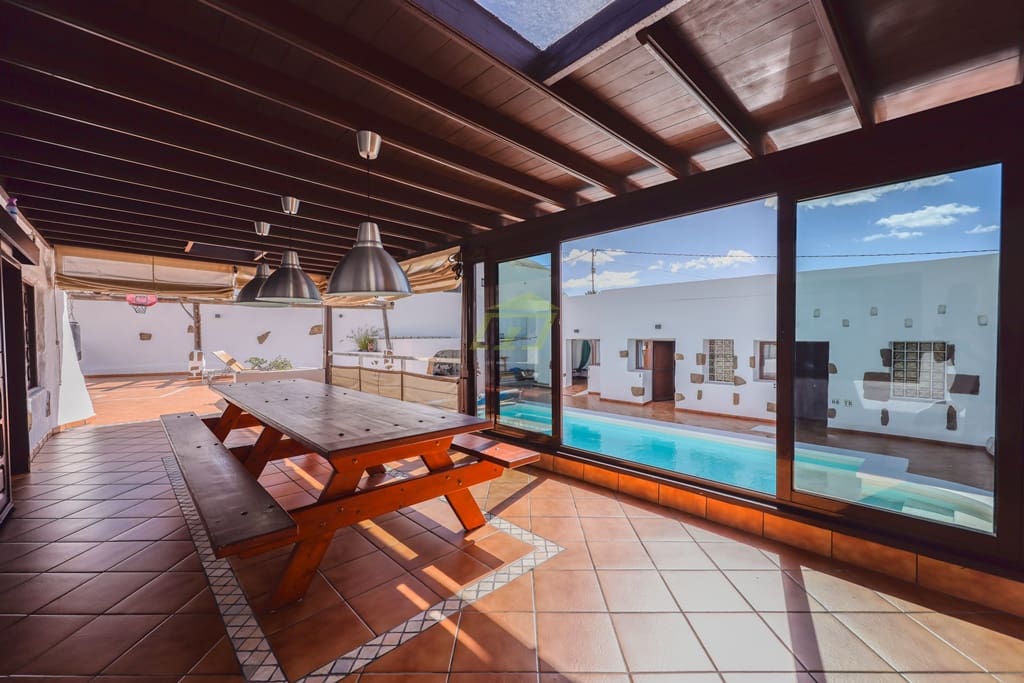 8 soveværelse Rækkehus til salg i Guime med swimmingpool - € 843.000 (Ref: 8613541)