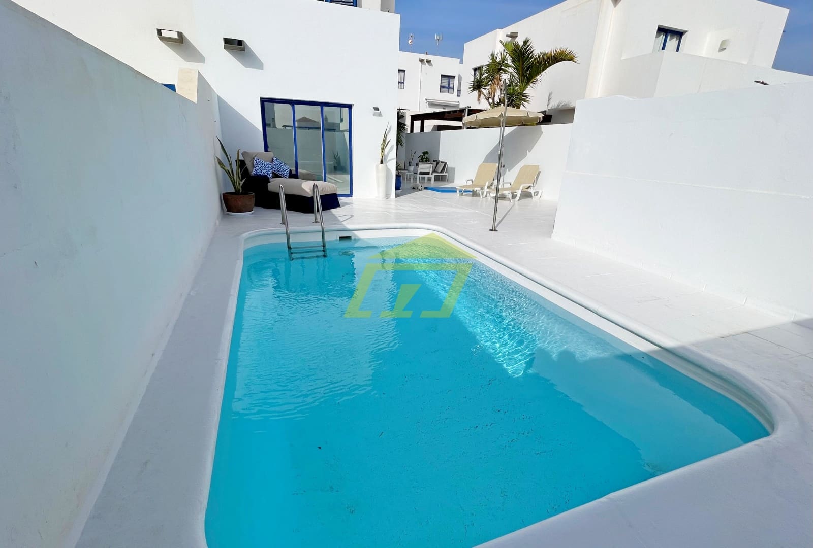 3 slaapkamer Halfvrijstaande villa te koop in Playa Blanca met zwembad garage - € 513.000 (Ref: 8689907)