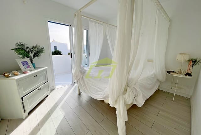 3 slaapkamer Halfvrijstaande villa te koop in Playa Blanca, Yaiza met zwembad garage - € 513.000 (Ref: 8689907)