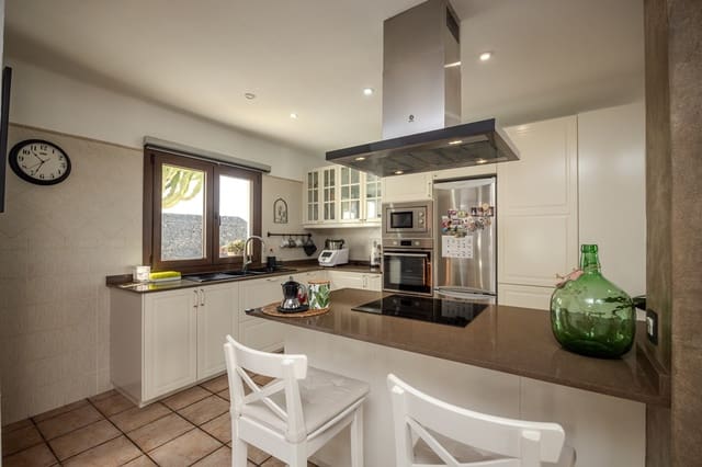 3 slaapkamer Villa te koop in Tías met garage - € 615.000 (Ref: 8767451)