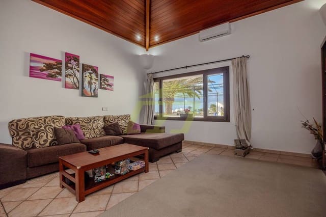 3 soverom Villa til salgs i Tías med garasje - € 595 000 (Ref: 8767451)