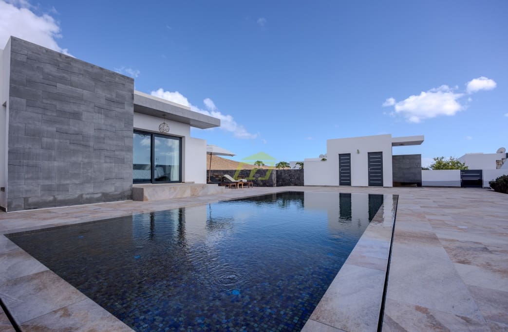3 soveværelse Villa til salg i Costa Teguise med swimmingpool garage - € 995.000 (Ref: 8887095)
