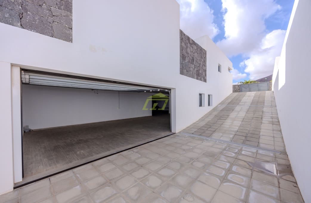 3 soveværelse Villa til salg i Costa Teguise med swimmingpool garage - € 995.000 (Ref: 8887095)