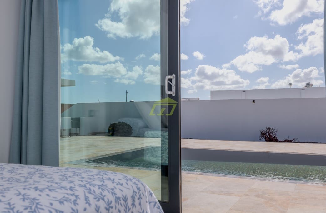 3 soveværelse Villa til salg i Costa Teguise med swimmingpool garage - € 995.000 (Ref: 8887095)
