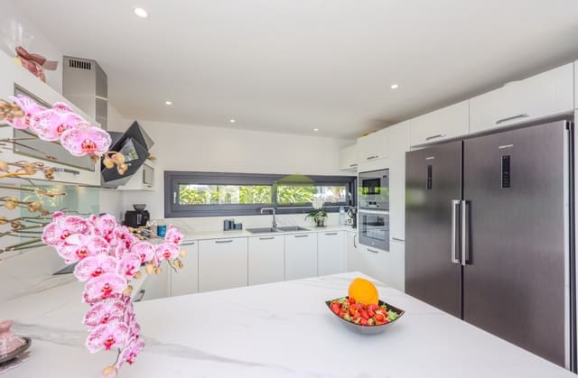 3 soverom Villa til salgs i Costa Teguise, Teguise med svømmebasseng garasje - € 995 000 (Ref: 8887095)