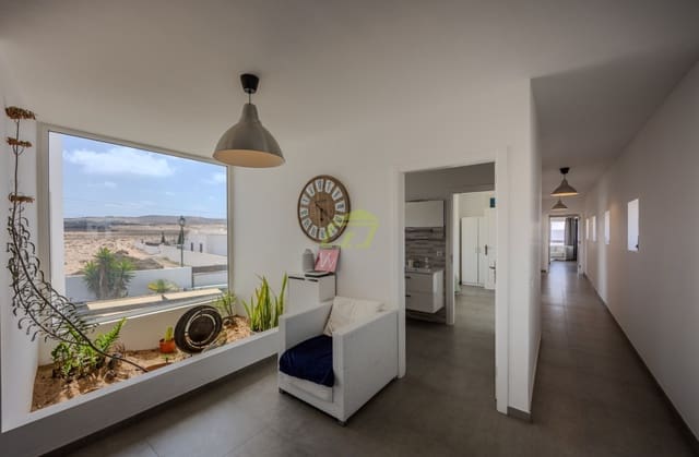 5 soverom Villa til salgs i El Cuchillo, Tinajo med svømmebasseng garasje - € 650 000 (Ref: 8906516)